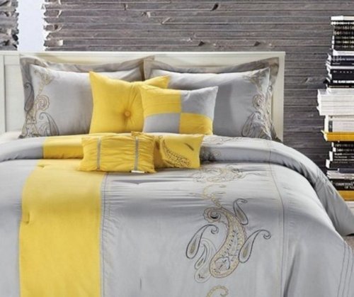 Chambre avec parure de lit jaune et grise