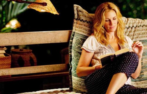 Femme assise lisant un livre