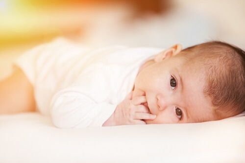 Comment caler bébé dans son lit ? Tout savoir sur le cale-bébé
